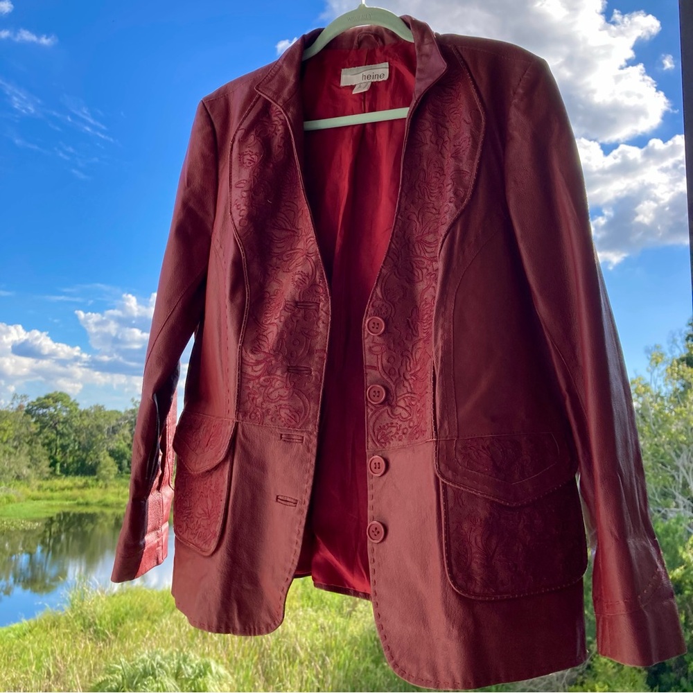 Heine leather jacket featuring embroidered panels and pockets SIZE: L-XL